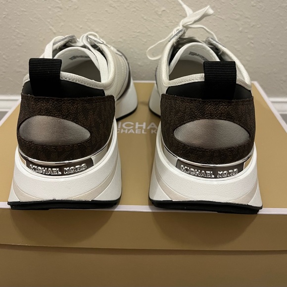 MICHAEL KORS WOMENS ATHLETIC SHOES SIZE 9,5 NEW IN THE BOX - Picture 4 of 8